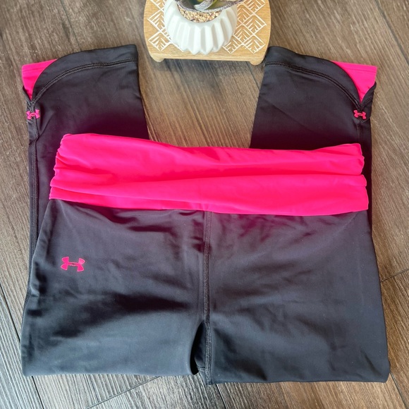 💕 Cute Under Armour Women's Athletics Compression yoga band crop Leggings black - Picture 3 of 6